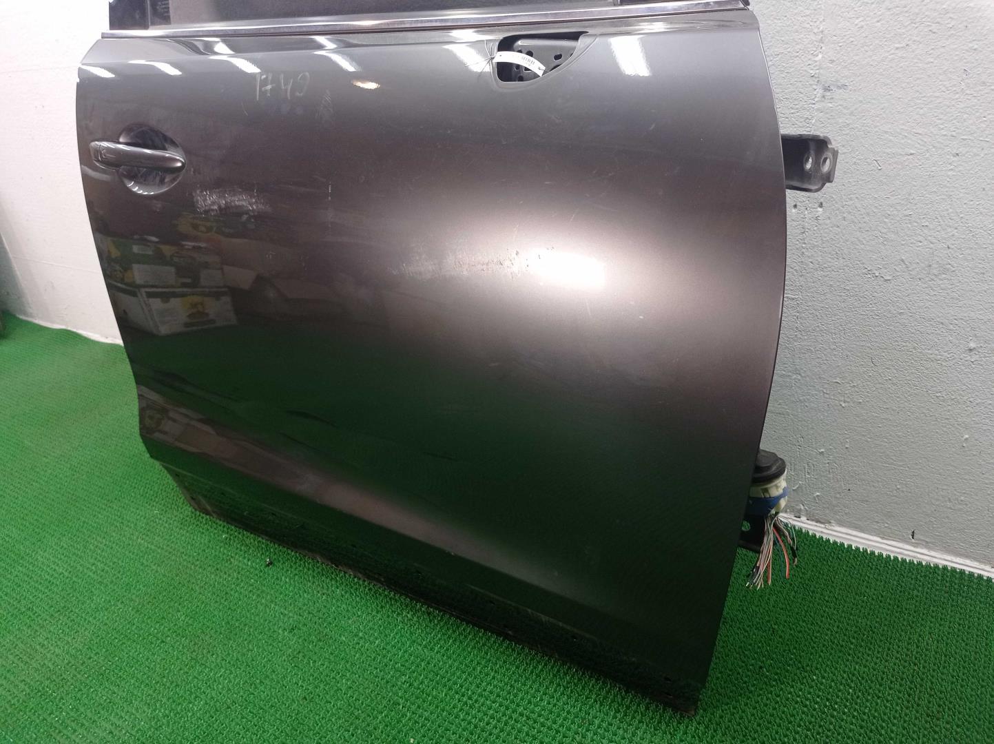Стекло двери передней правой