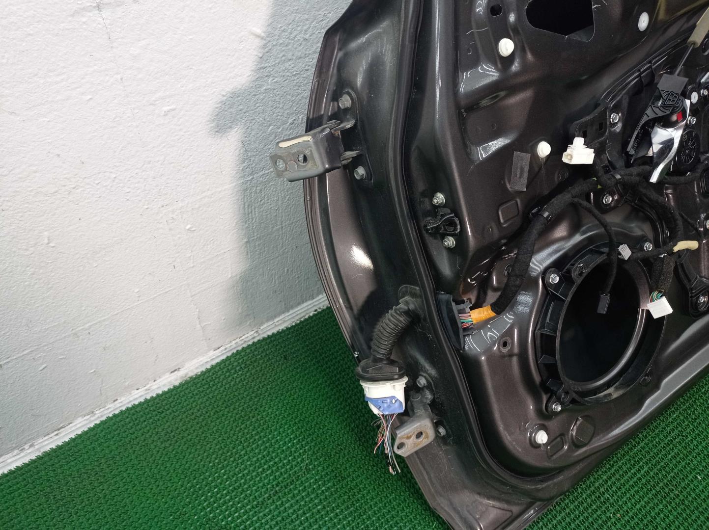 Стекло двери передней правой