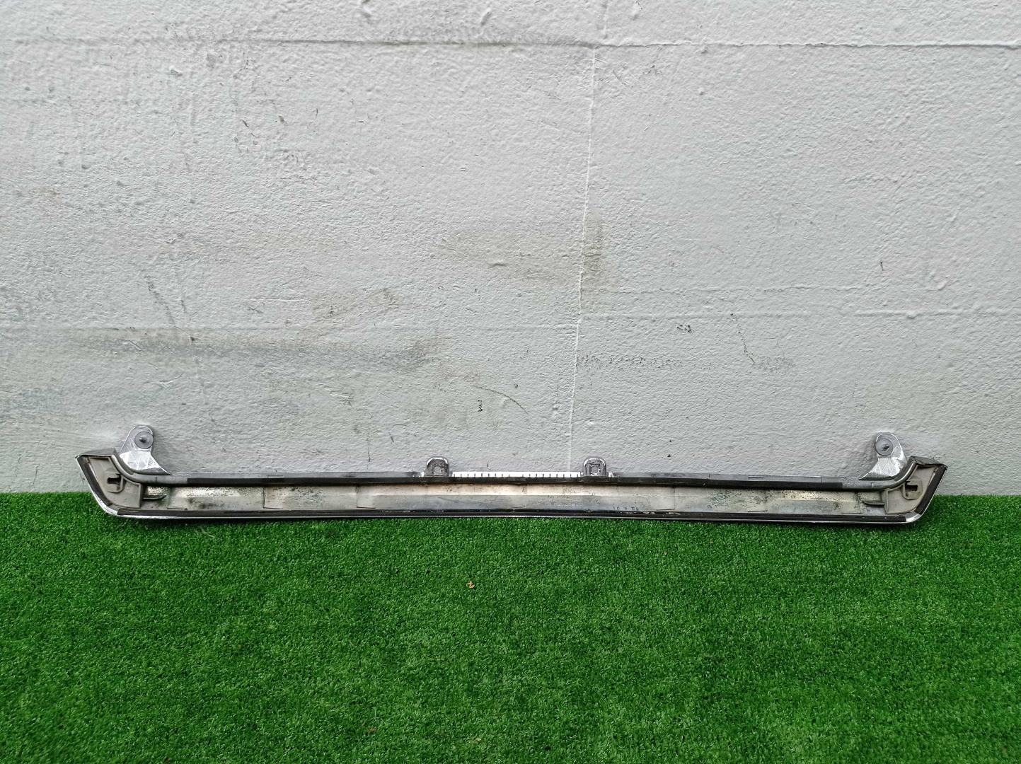 Кожух замка капота