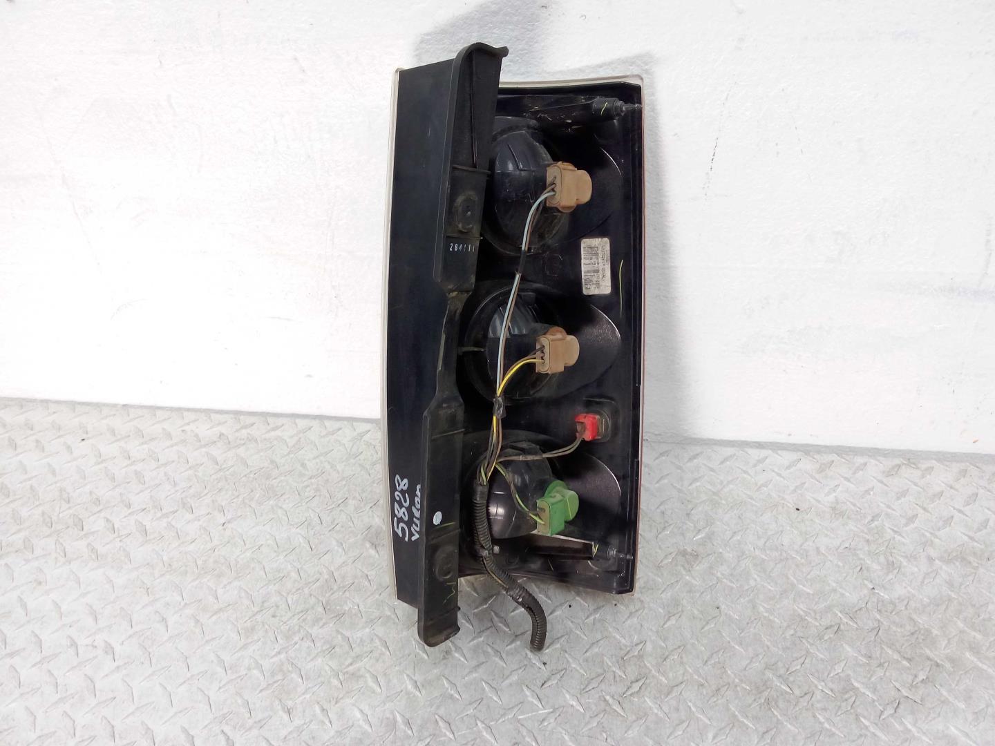 Фонарь задний наружный левый