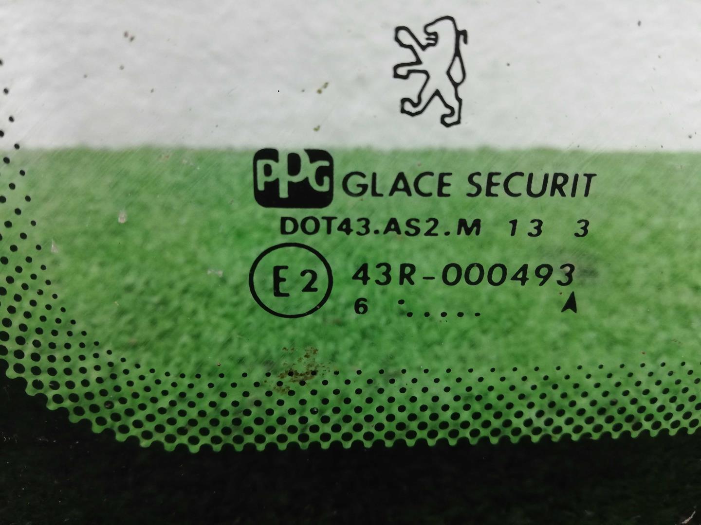 Стекло кузовное глухое левое