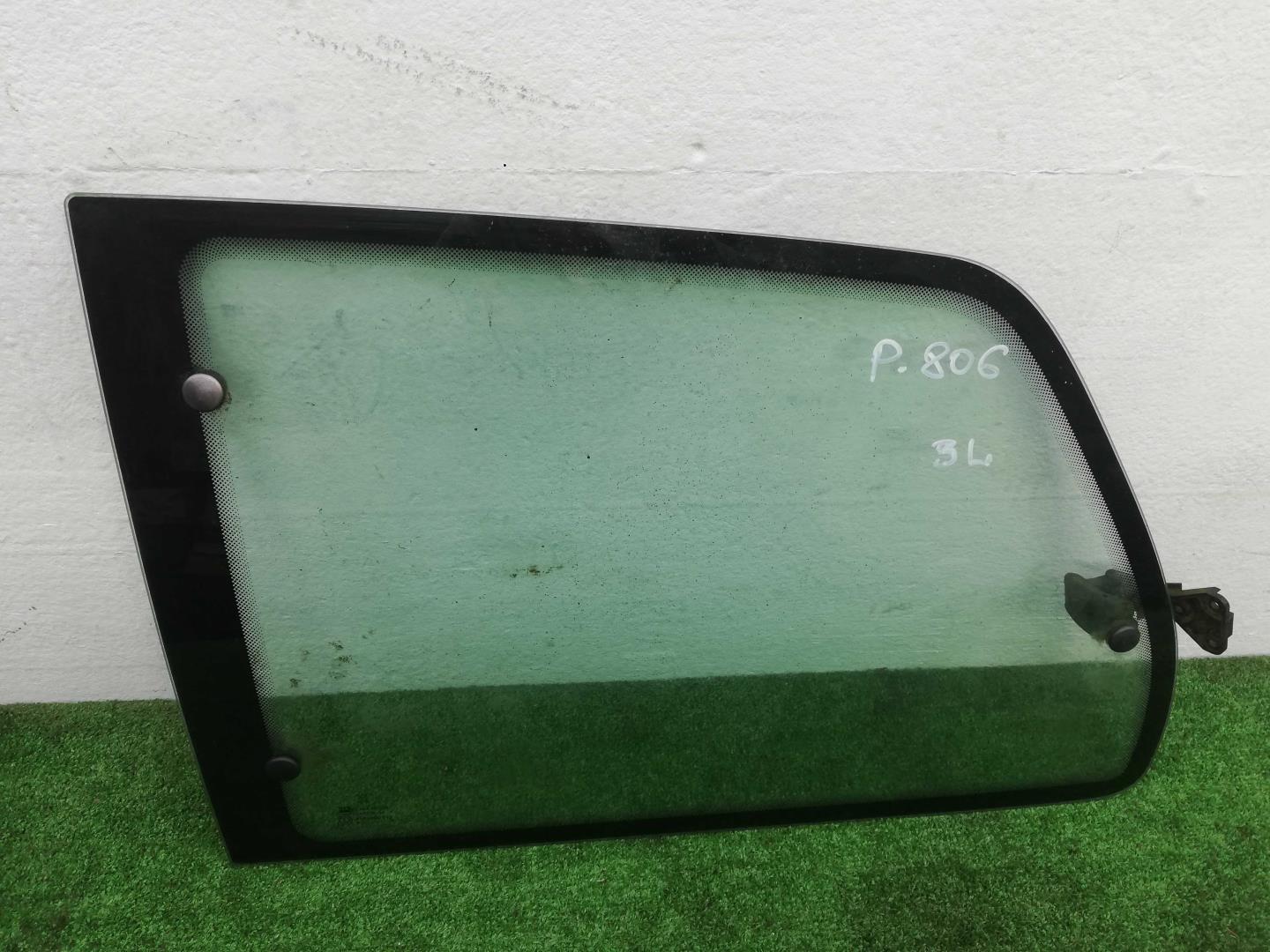 Стекло кузовное глухое левое