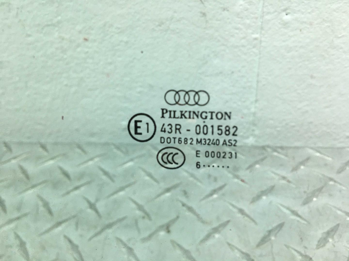 Стекло двери передней левой