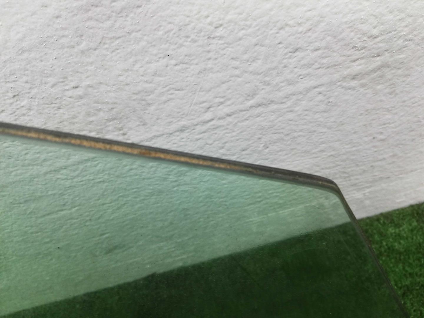 Стекло двери передней правой