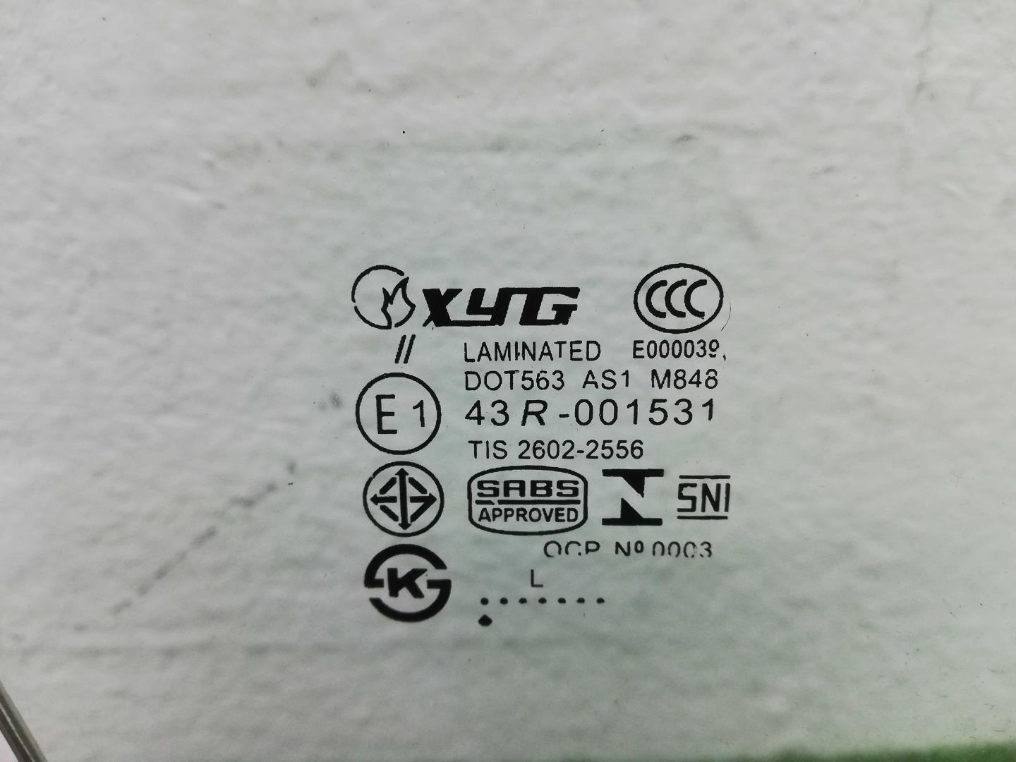 Стекло двери передней правой