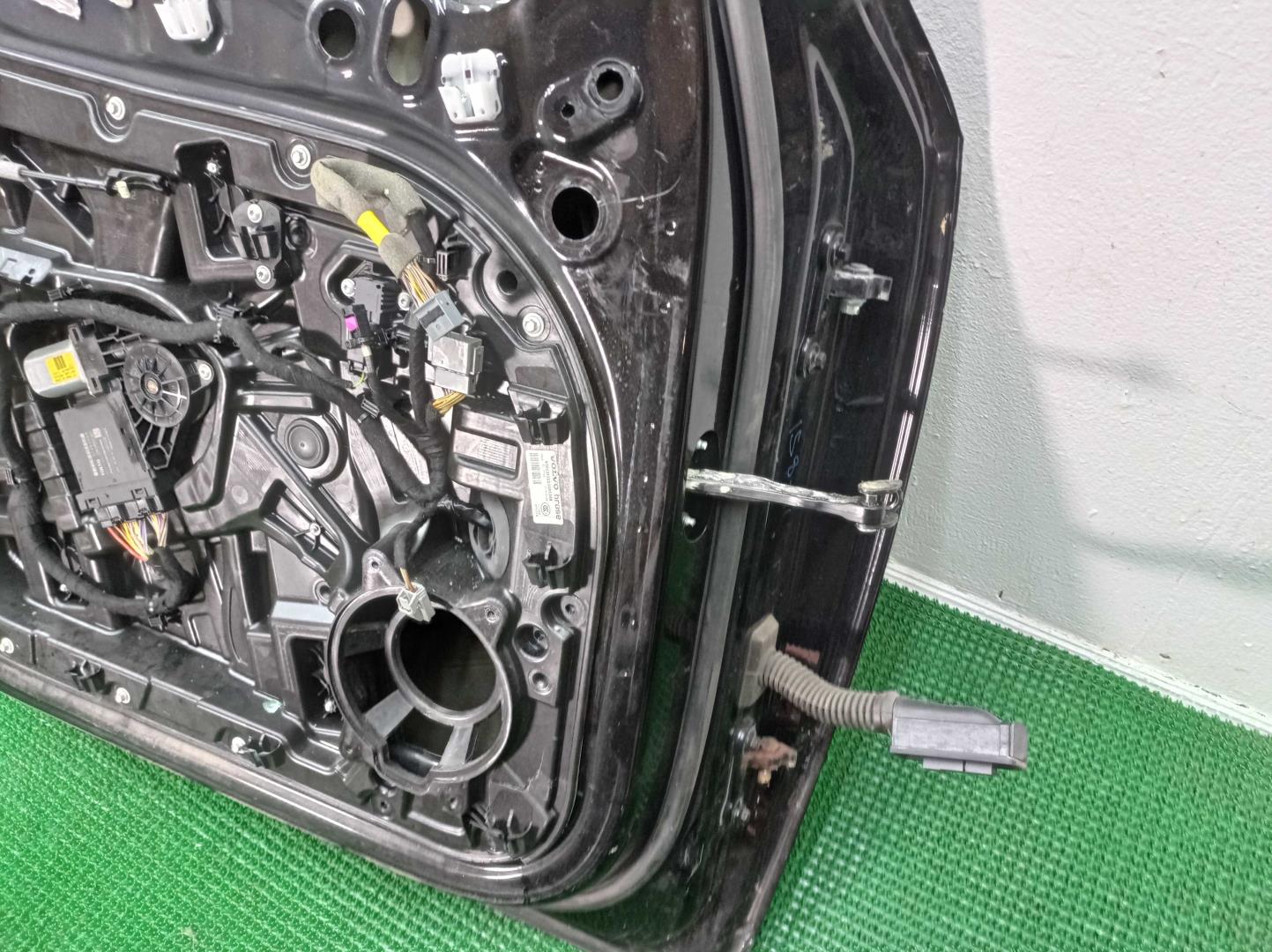 Дверь передняя левая