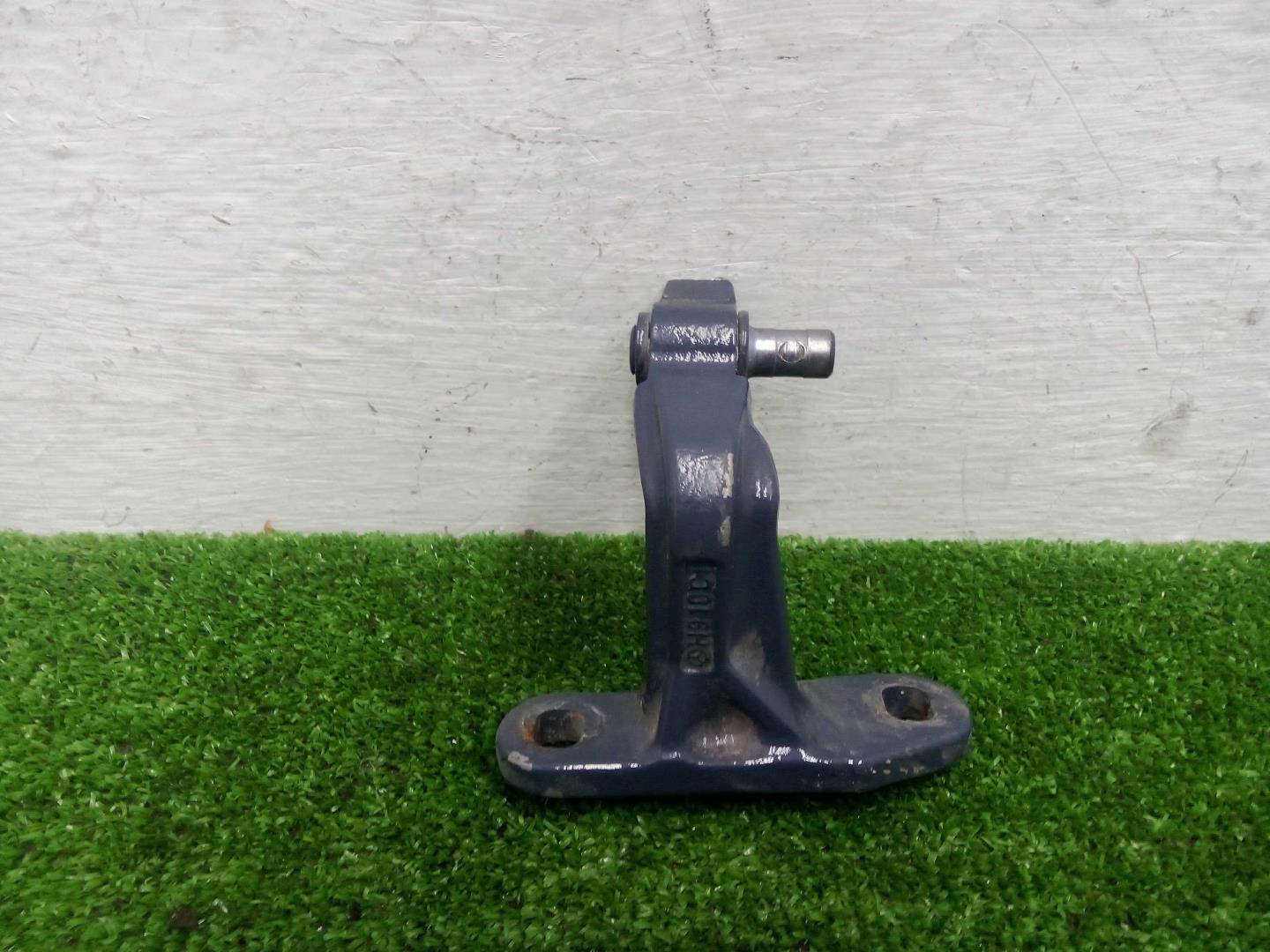 Петля двери передней