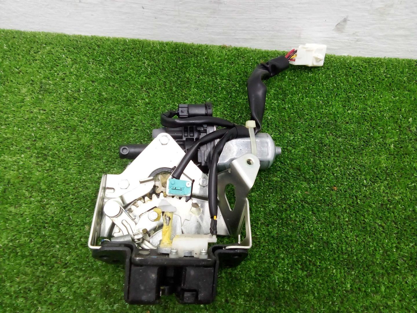 Замок багажника