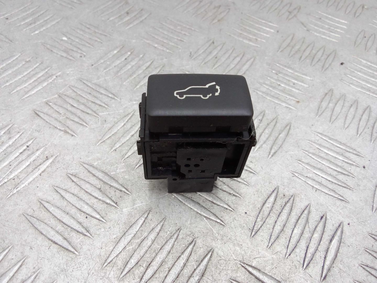 Кнопка открывания багажника