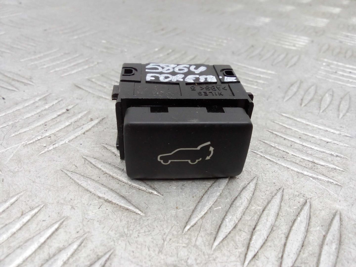 Кнопка открывания багажника