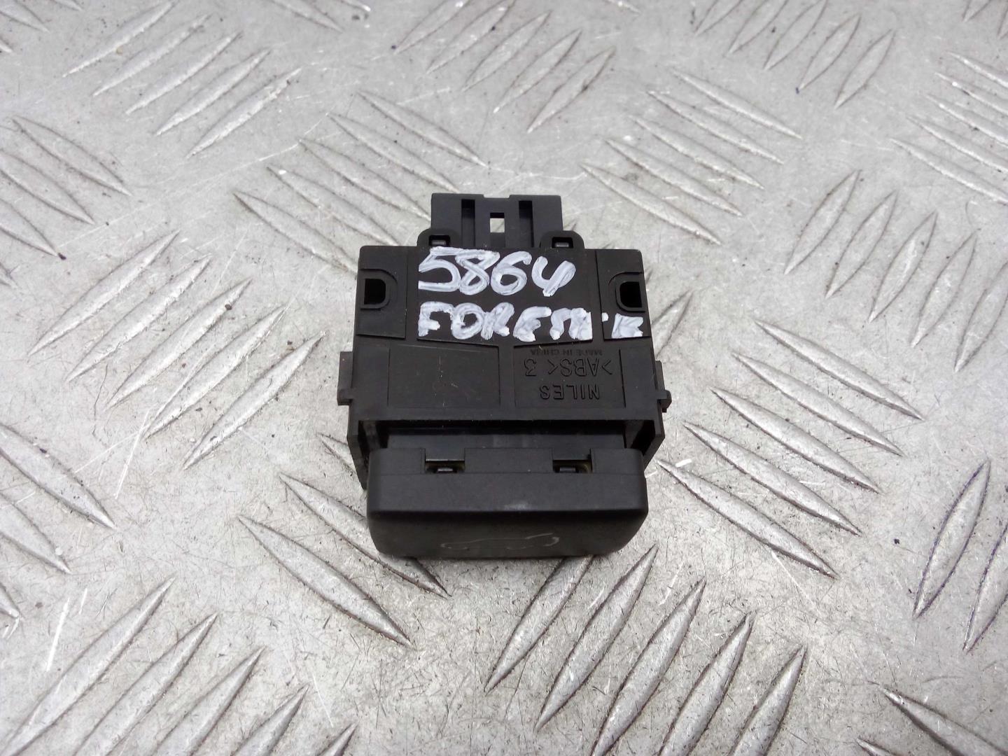 Кнопка открывания багажника