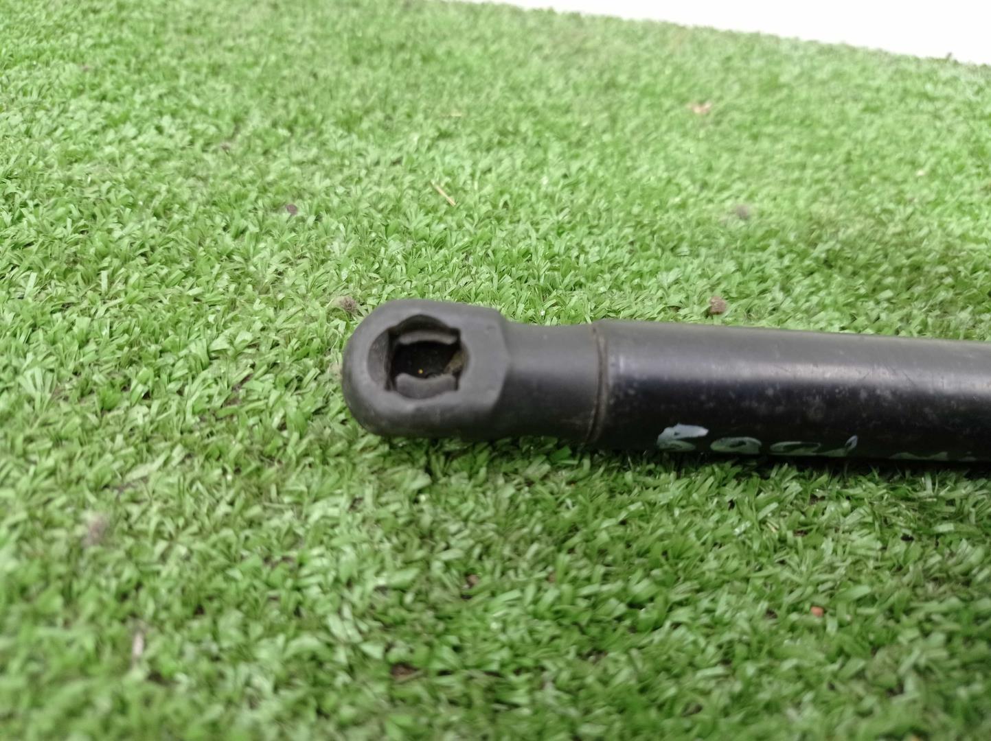 Амортизатор крышки багажника