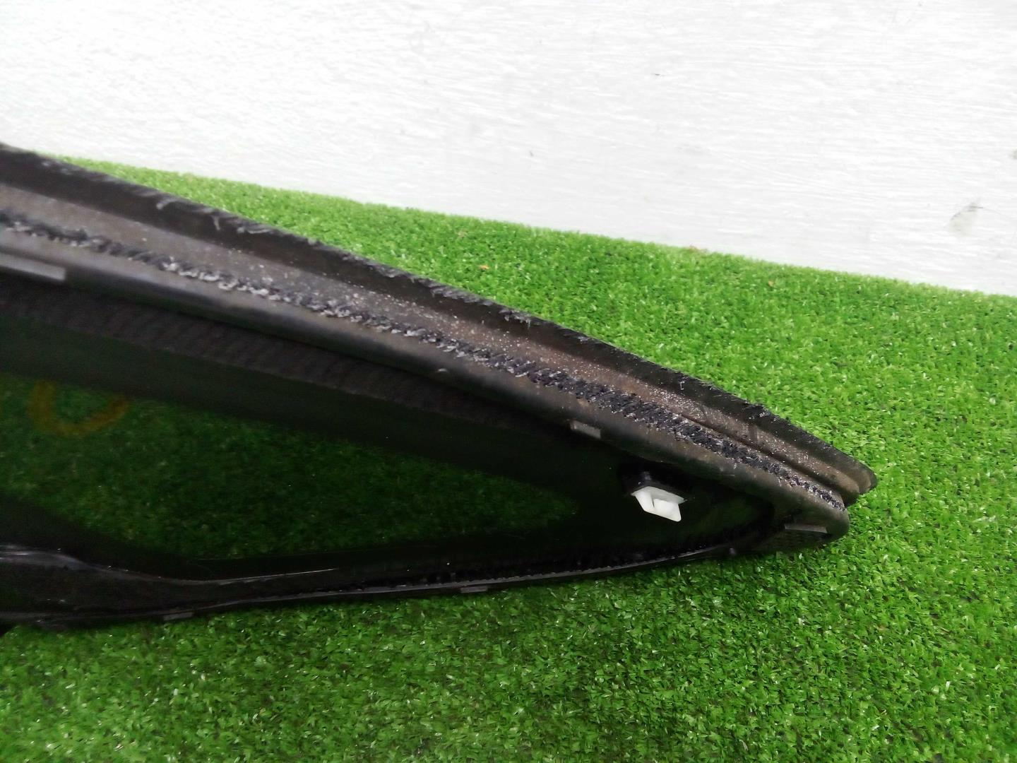 Стекло кузовное глухое правое