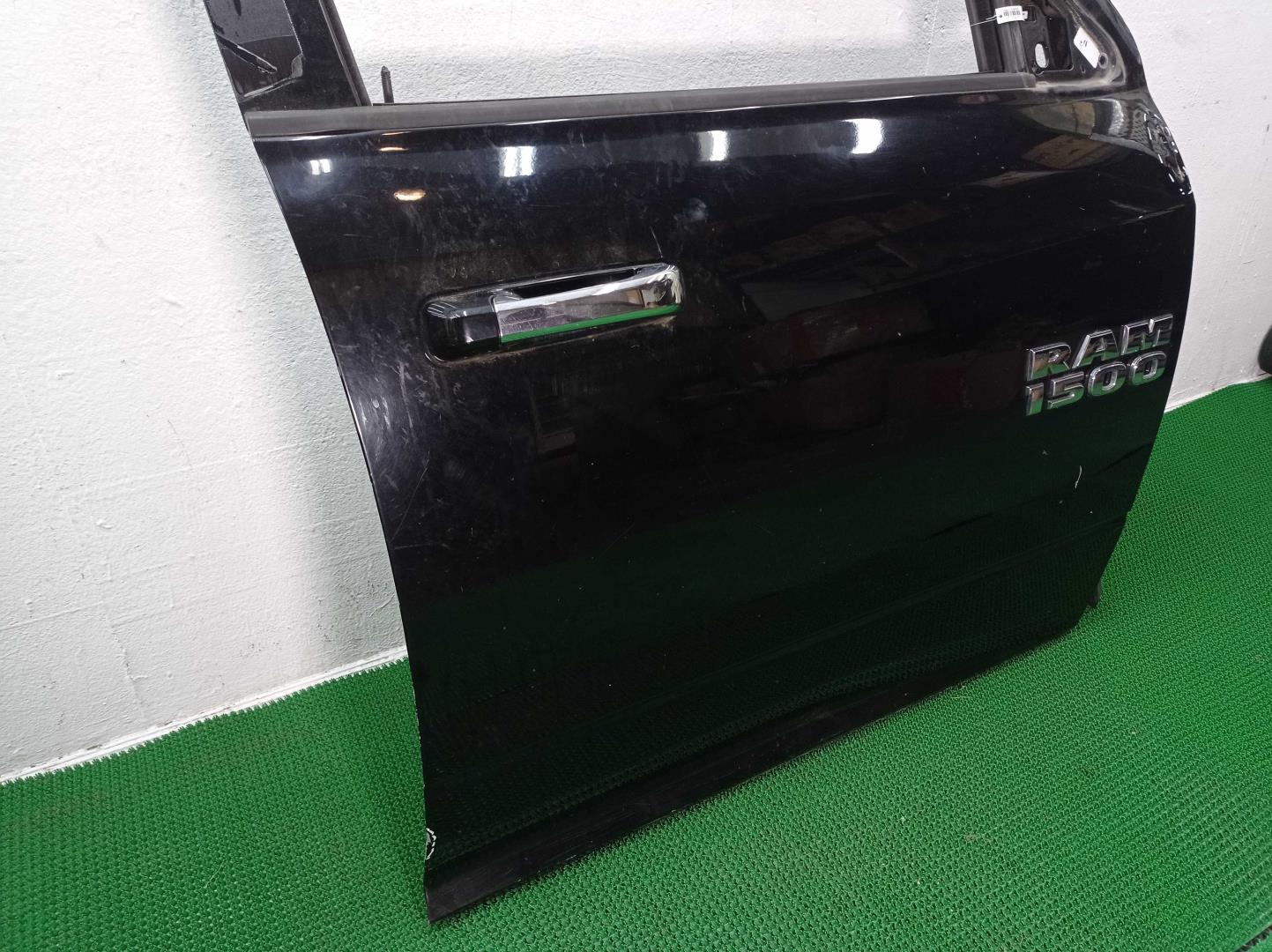 Стекло двери передней правой