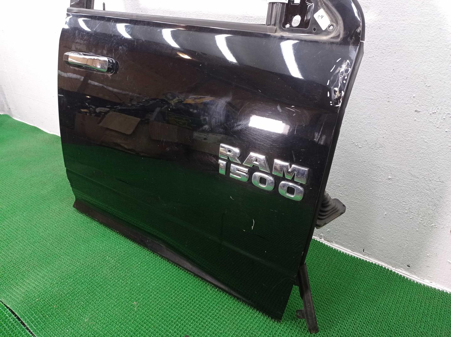 Стекло двери передней правой