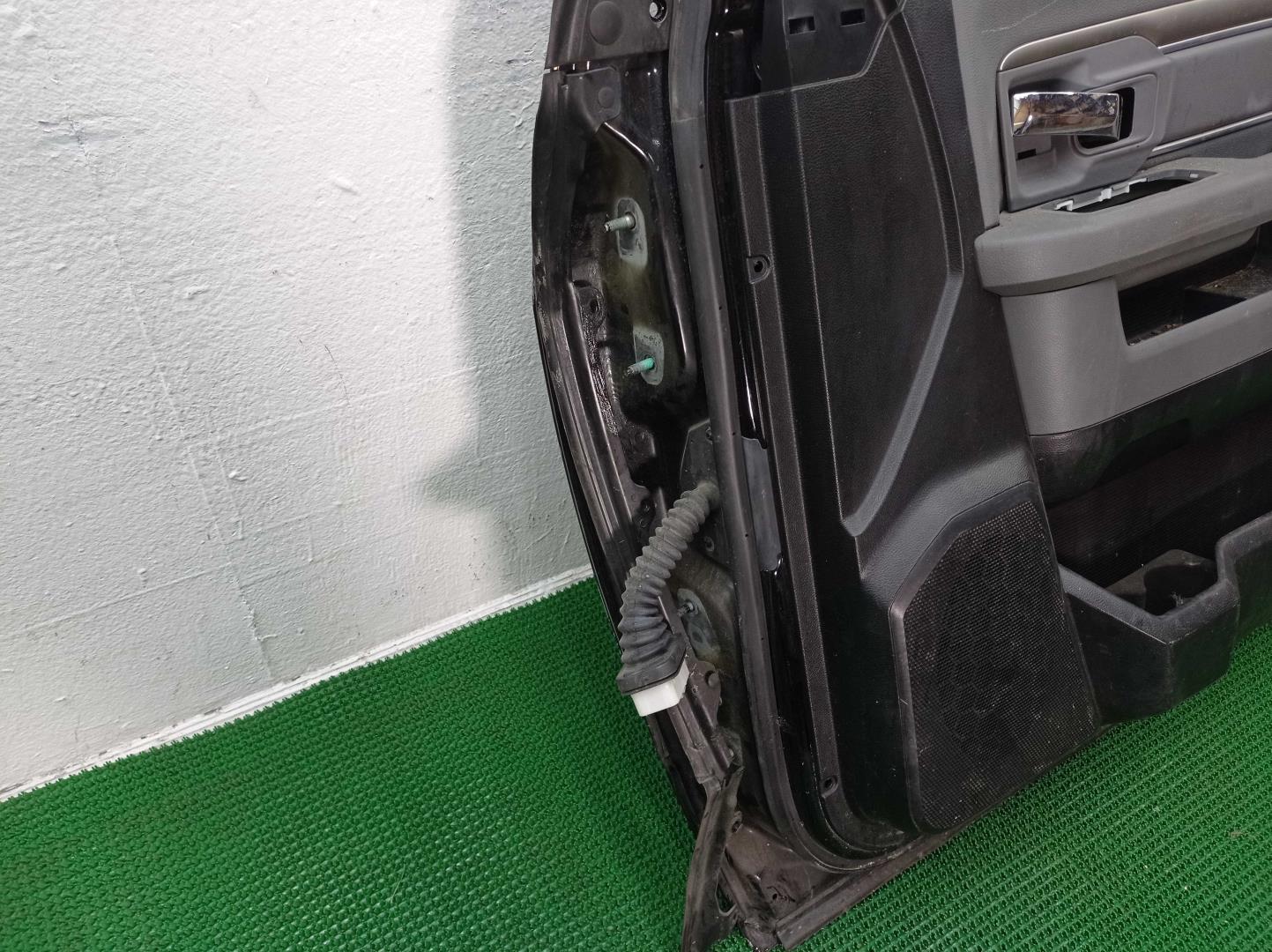 Стекло двери передней правой