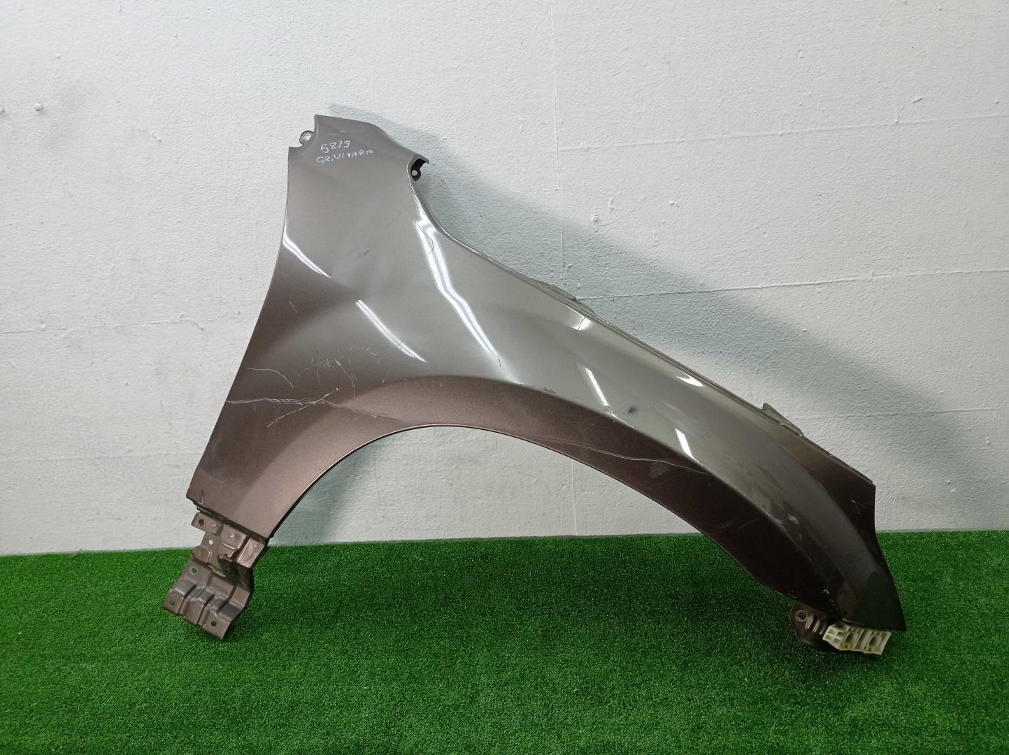 Крыло переднее правое