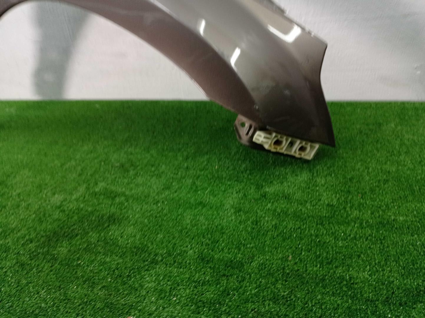 Крыло переднее правое