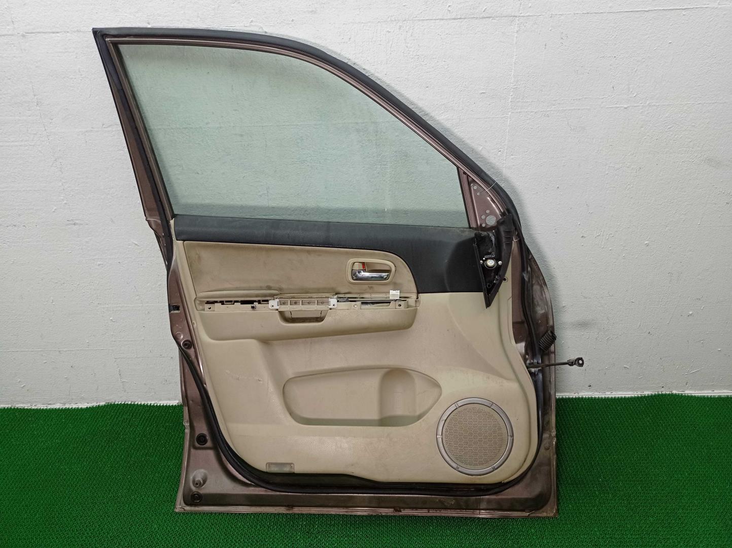 Стекло двери передней левой