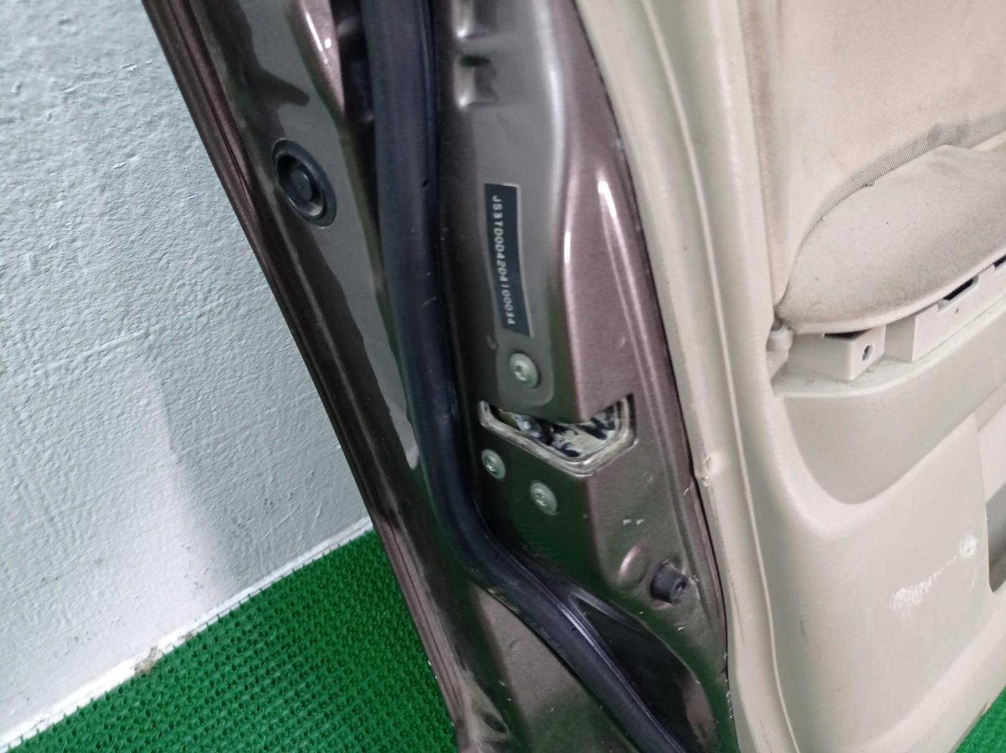 Стекло двери передней левой