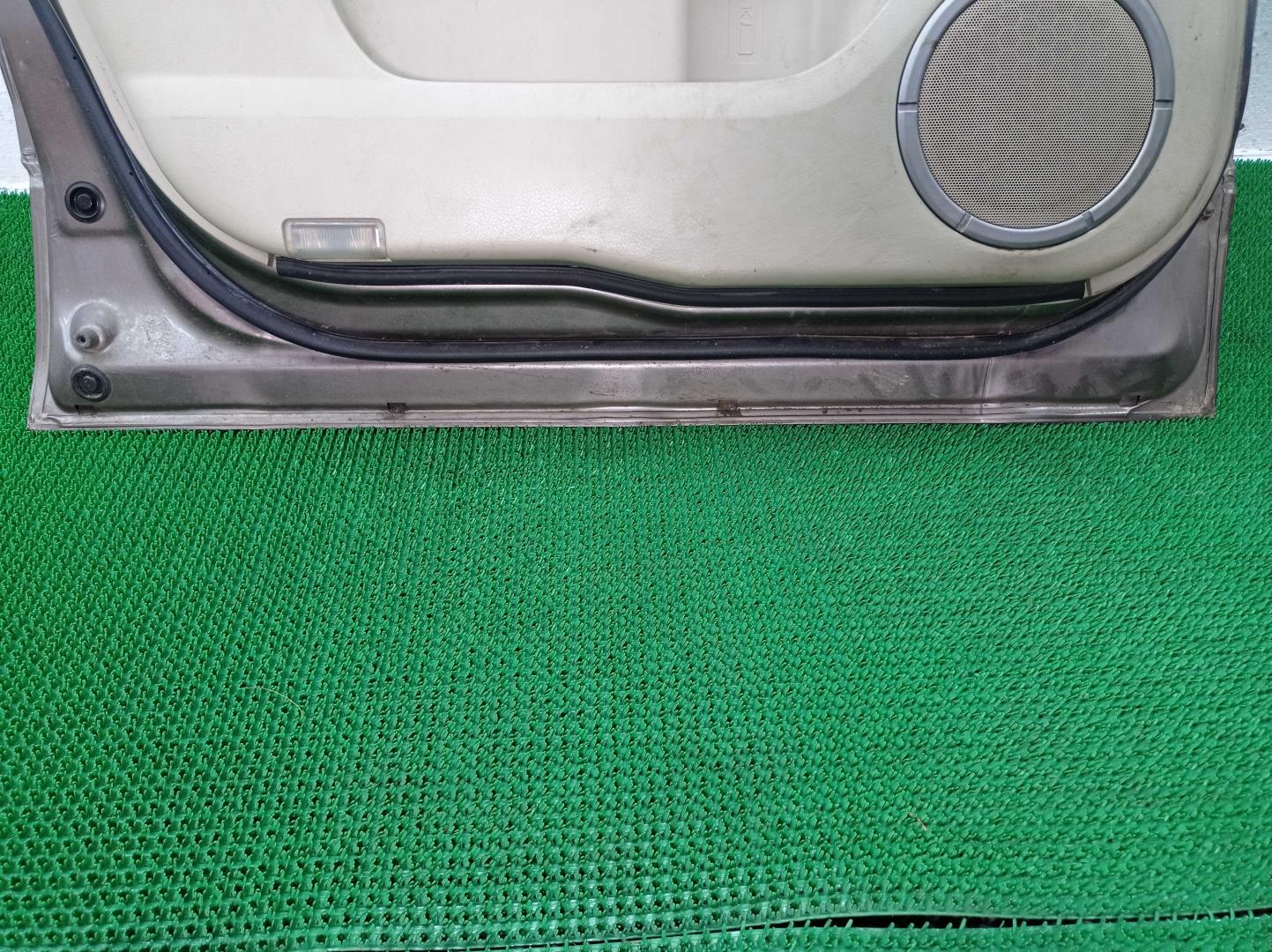 Стекло двери передней левой