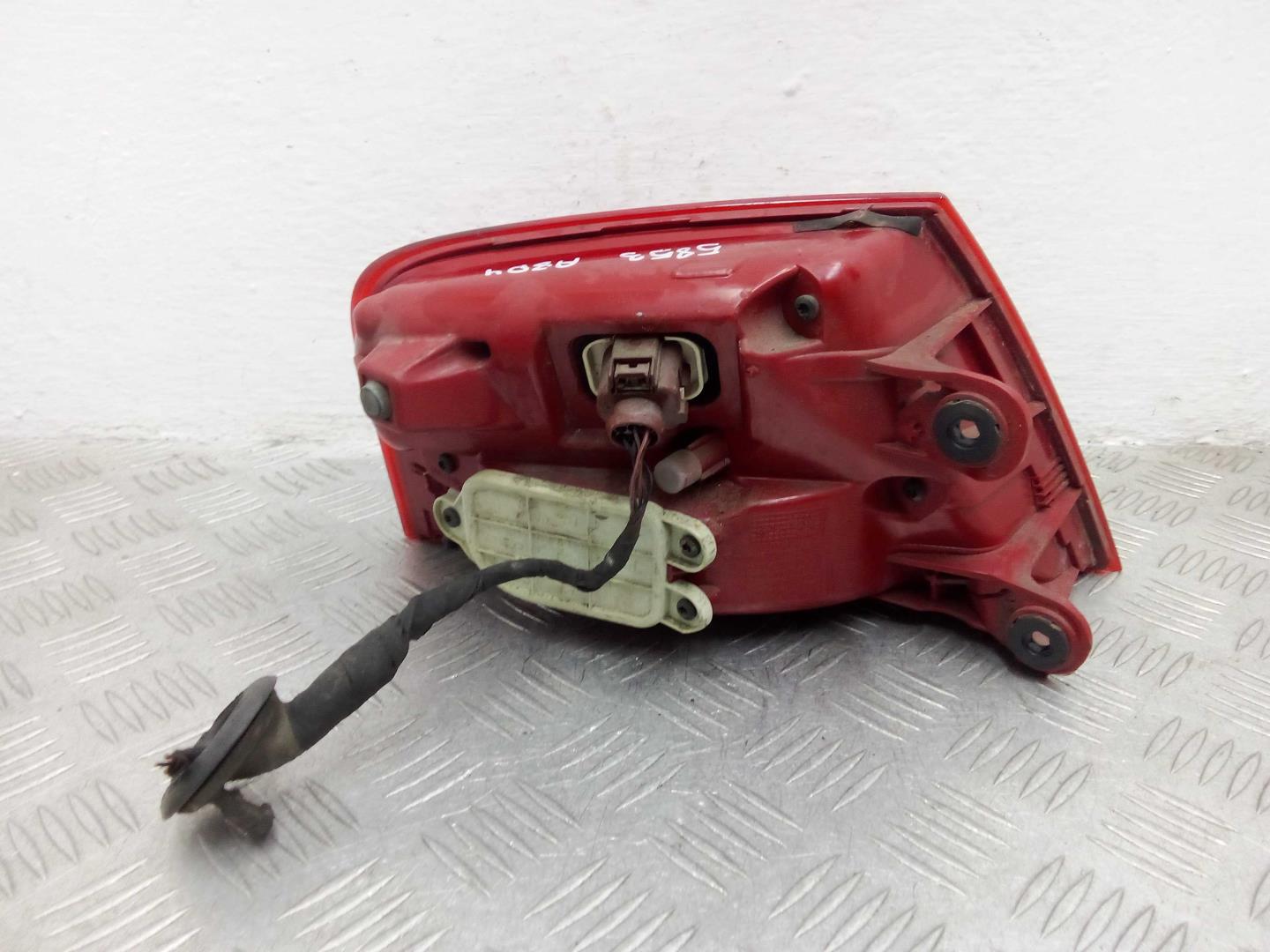 Фонарь задний наружный правый