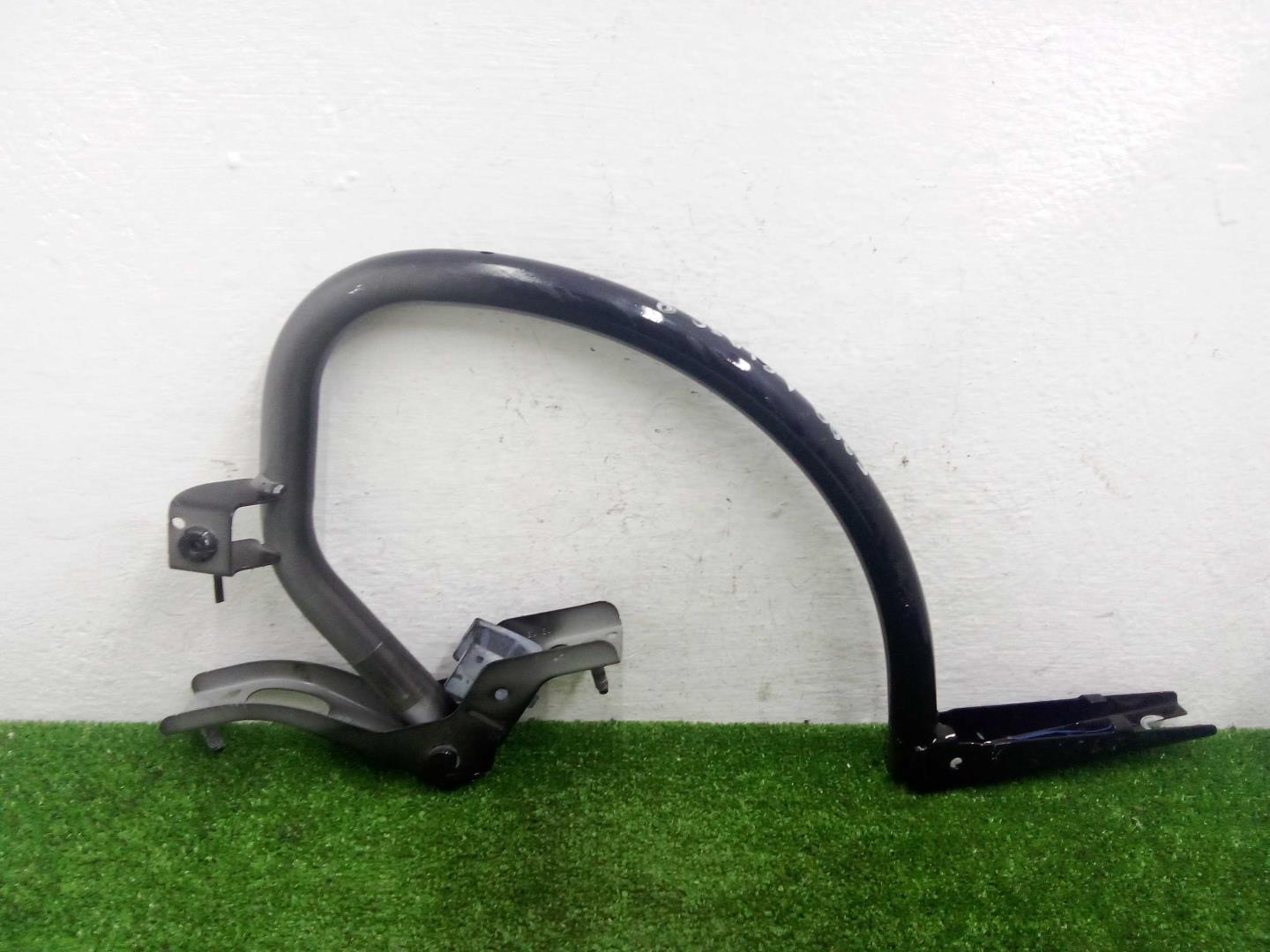 Петля крышки багажника