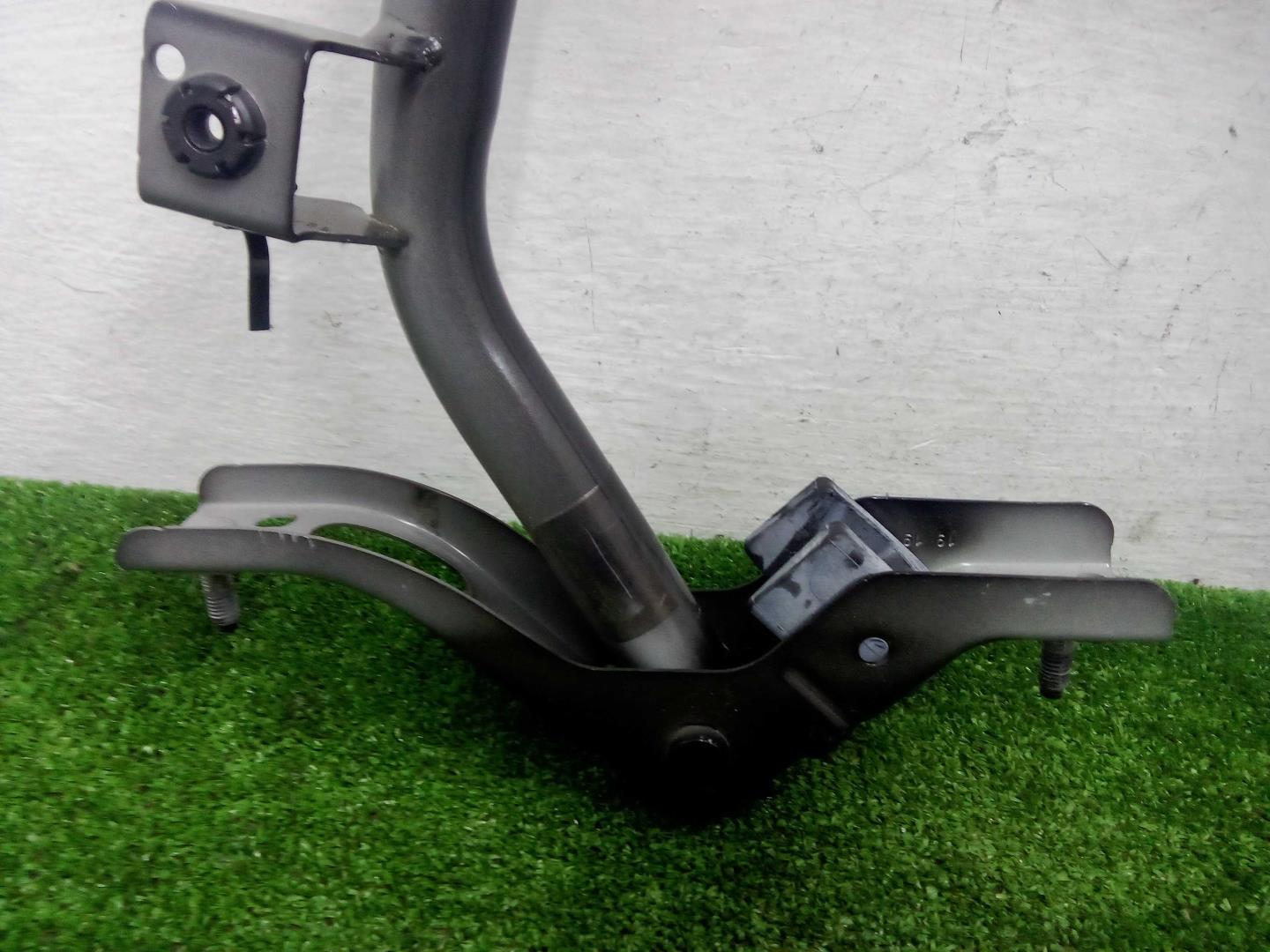 Петля крышки багажника