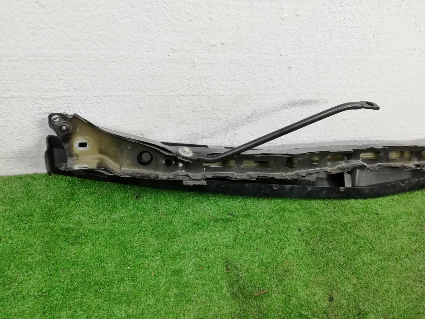 Кожух замка капота