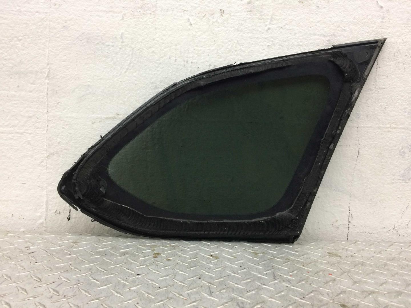 Стекло кузовное глухое левое