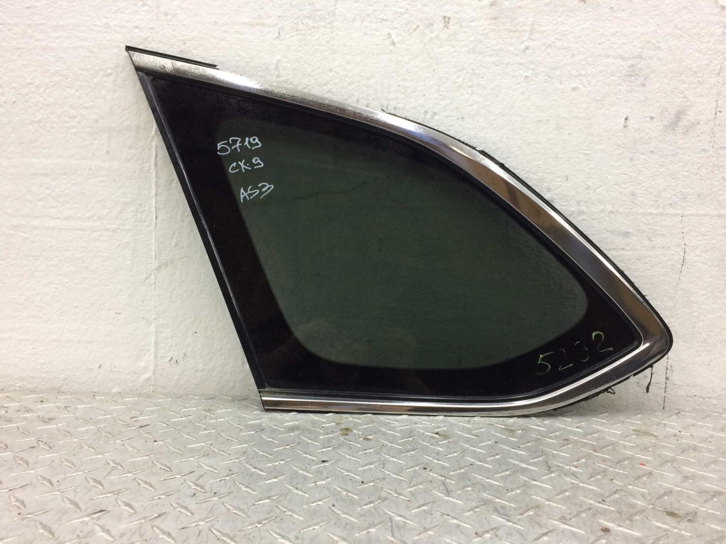 Стекло кузовное глухое левое