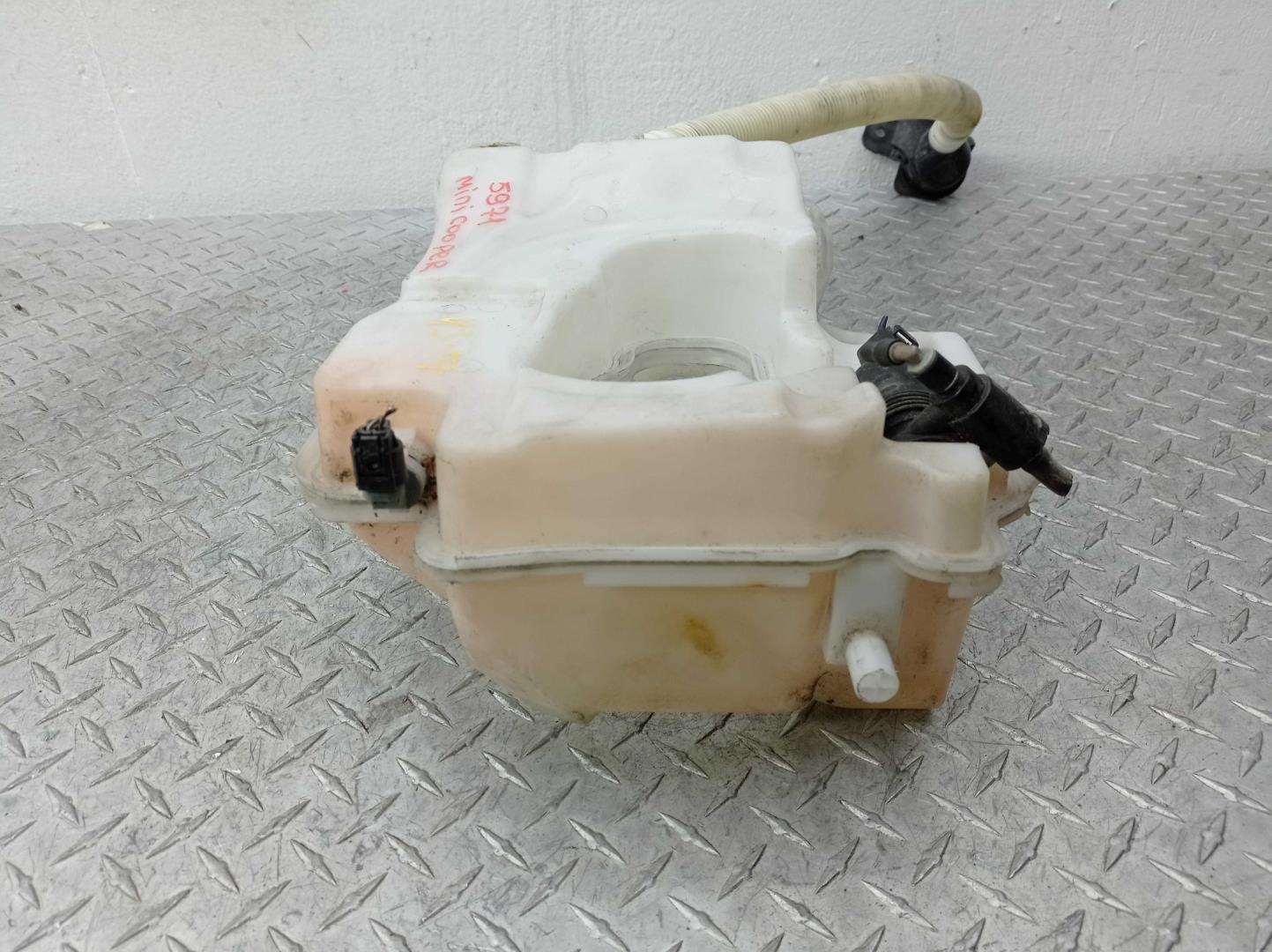 Бачок омывателя лобового стекла