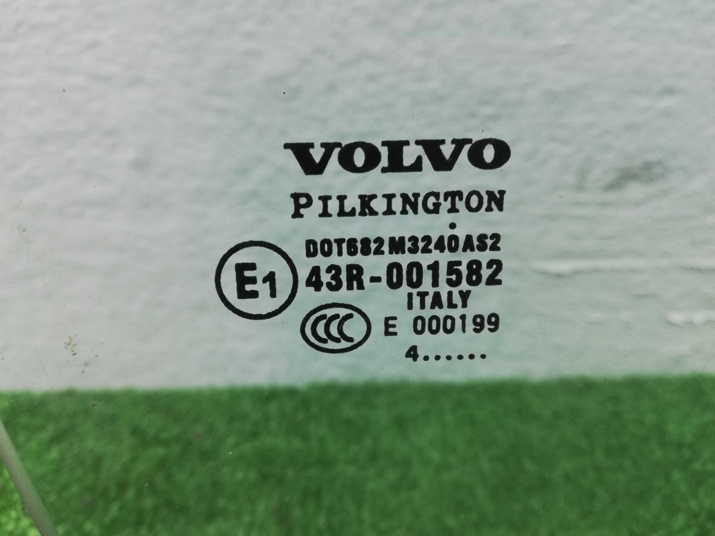 Стекло двери передней правой