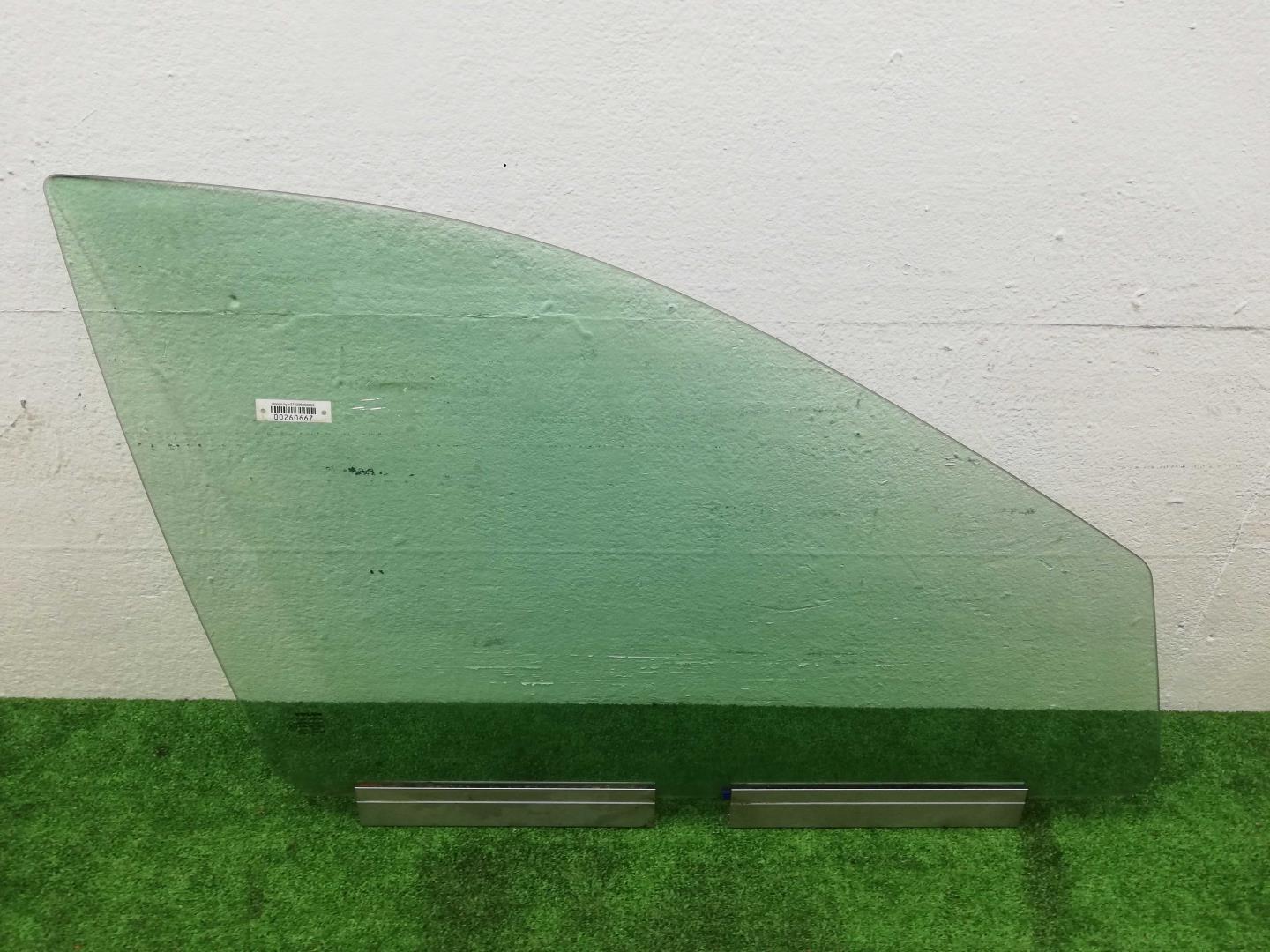 Стекло двери передней правой