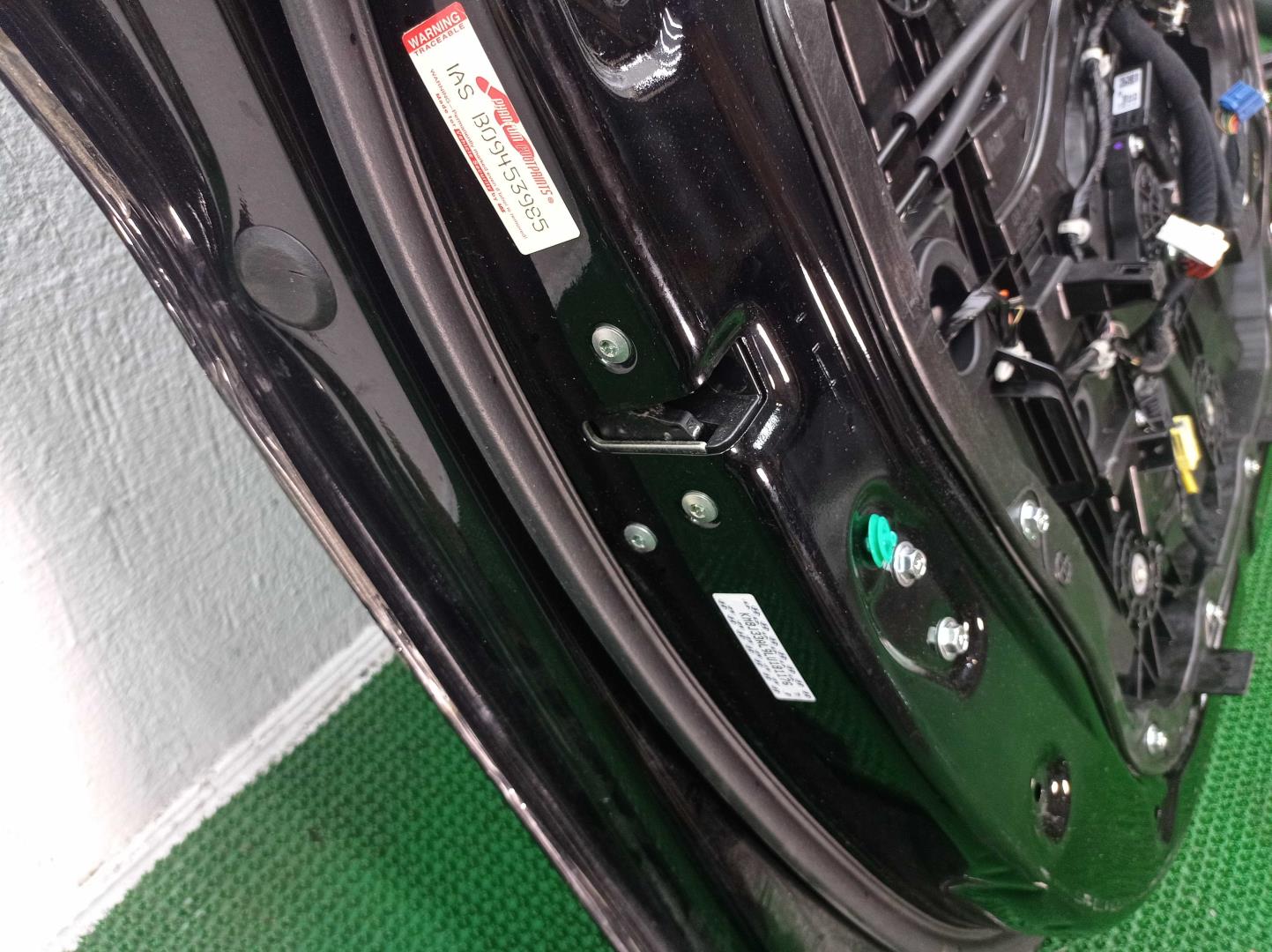 Замок двери передней левой