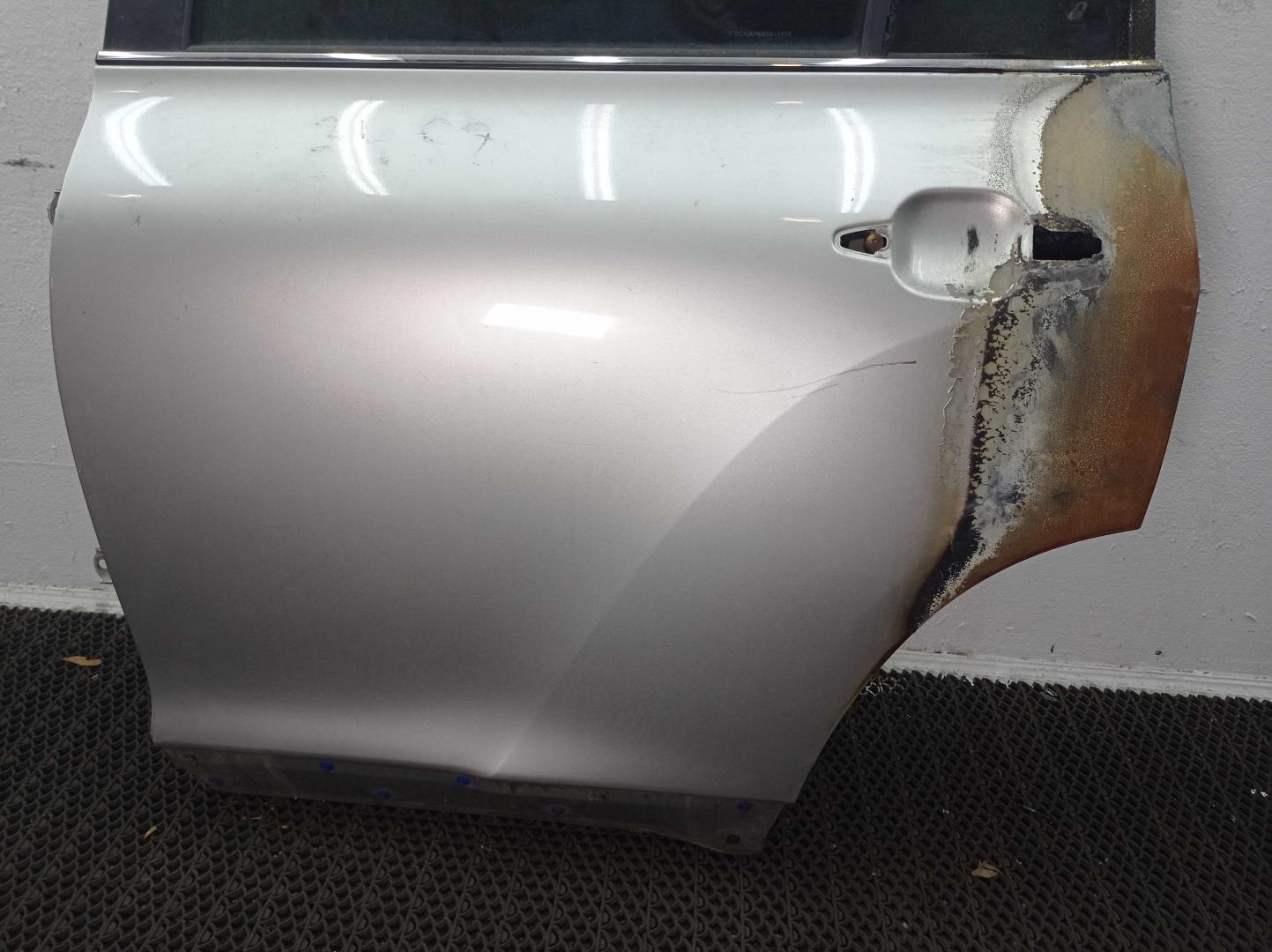 Петля двери