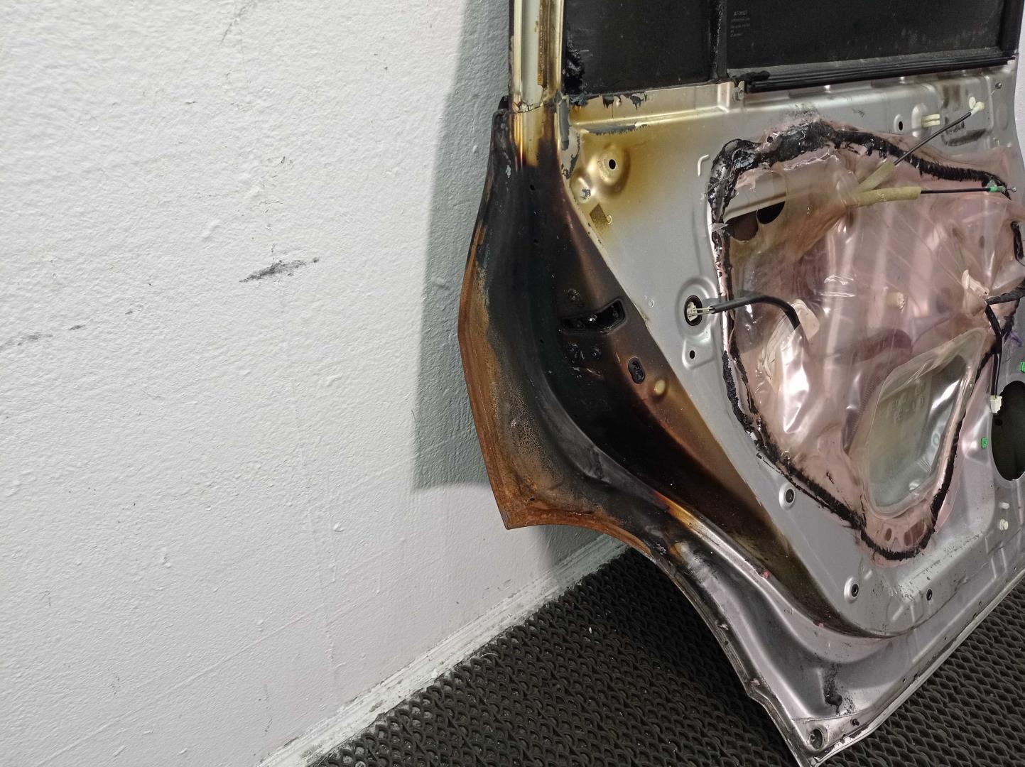 Петля двери