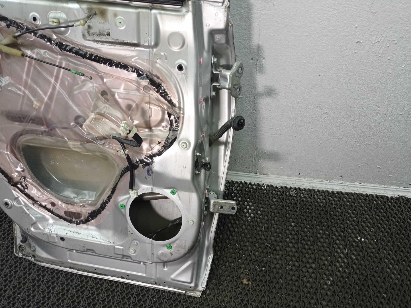 Петля двери