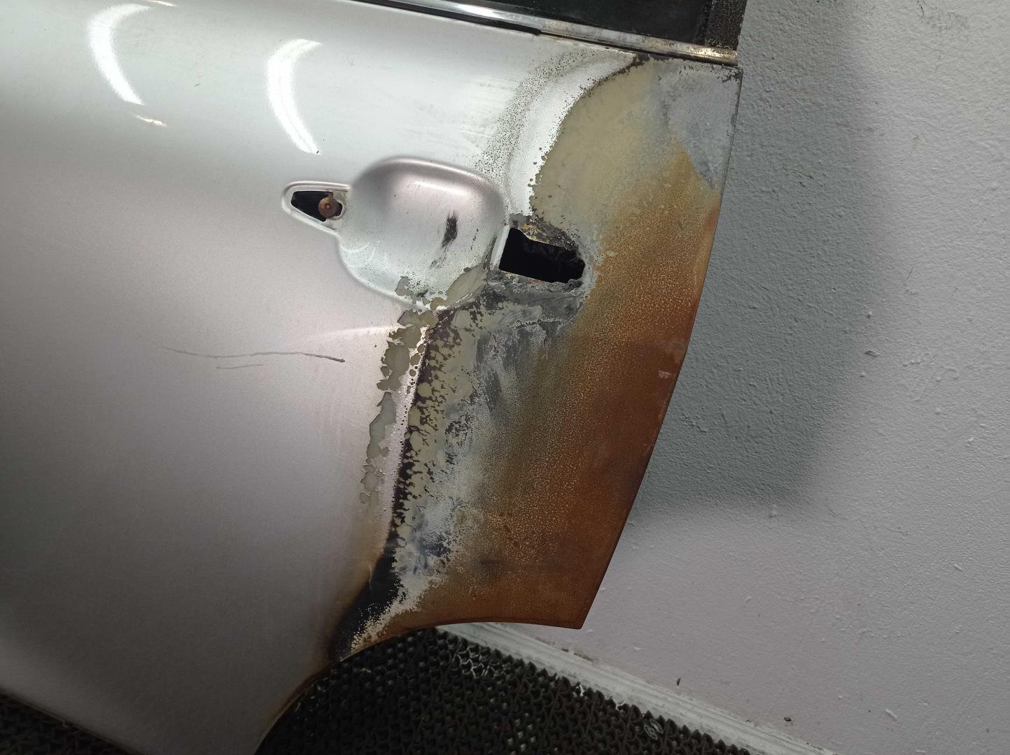 Петля двери