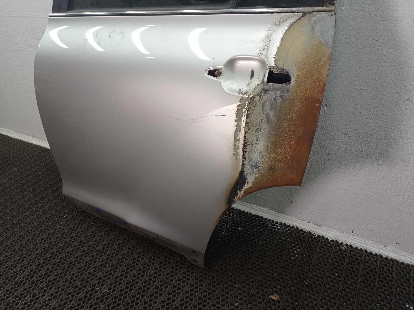 Петля двери