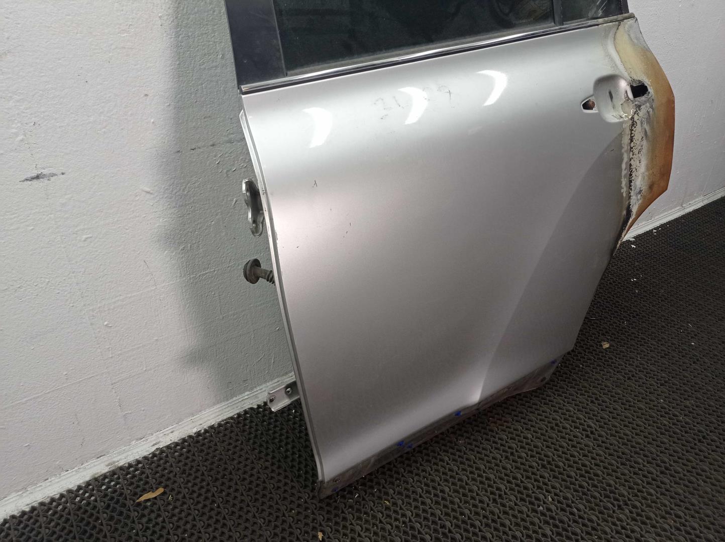 Петля двери