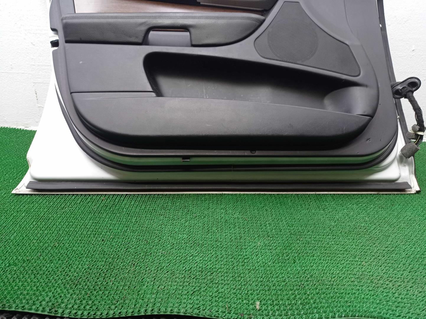 Стекло двери передней левой