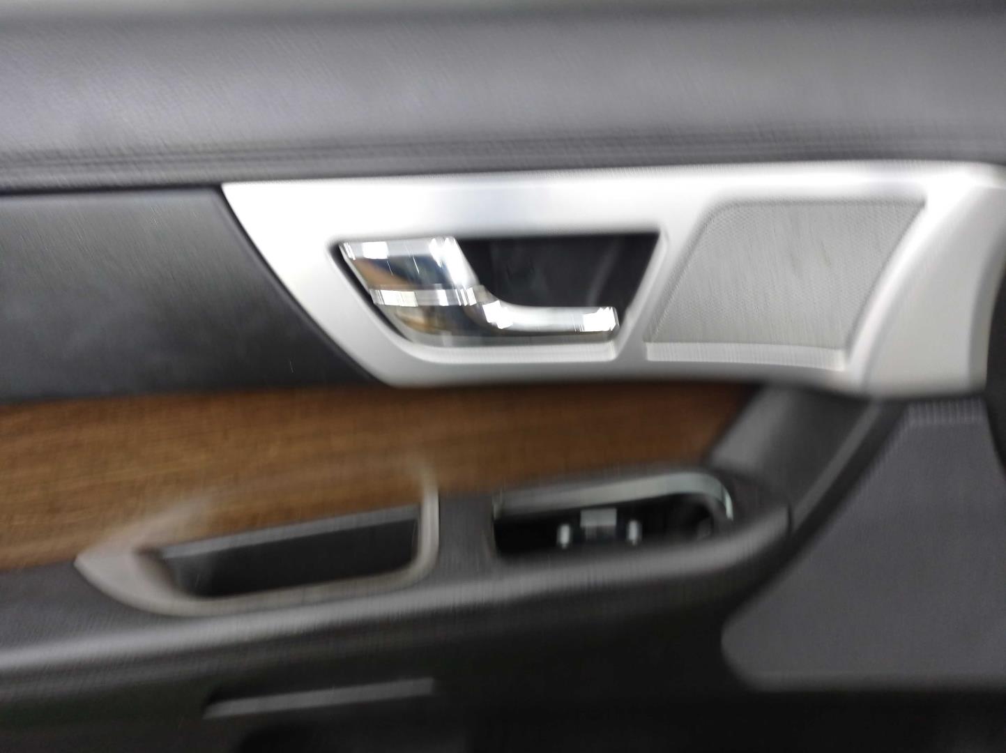 Стекло двери передней левой