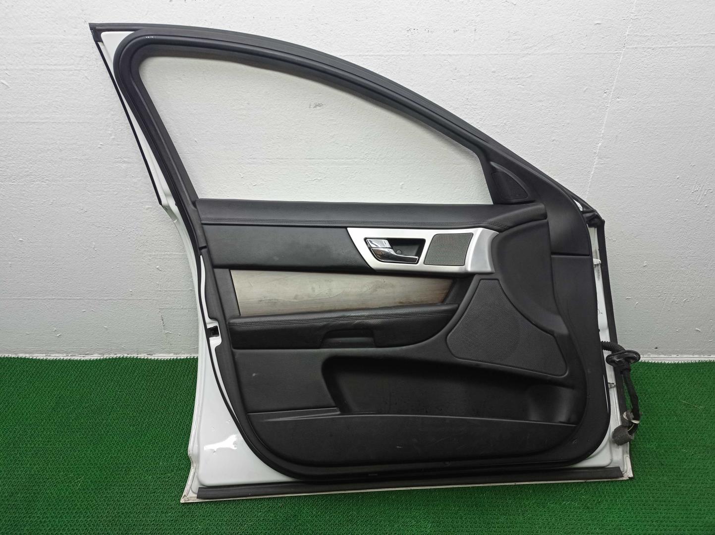 Стекло двери передней левой