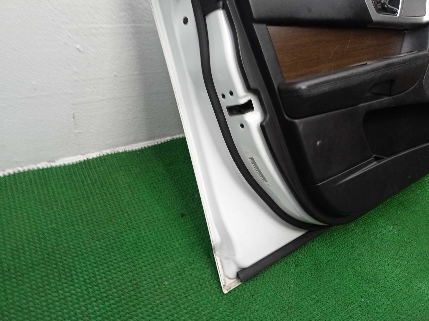 Стекло двери передней левой