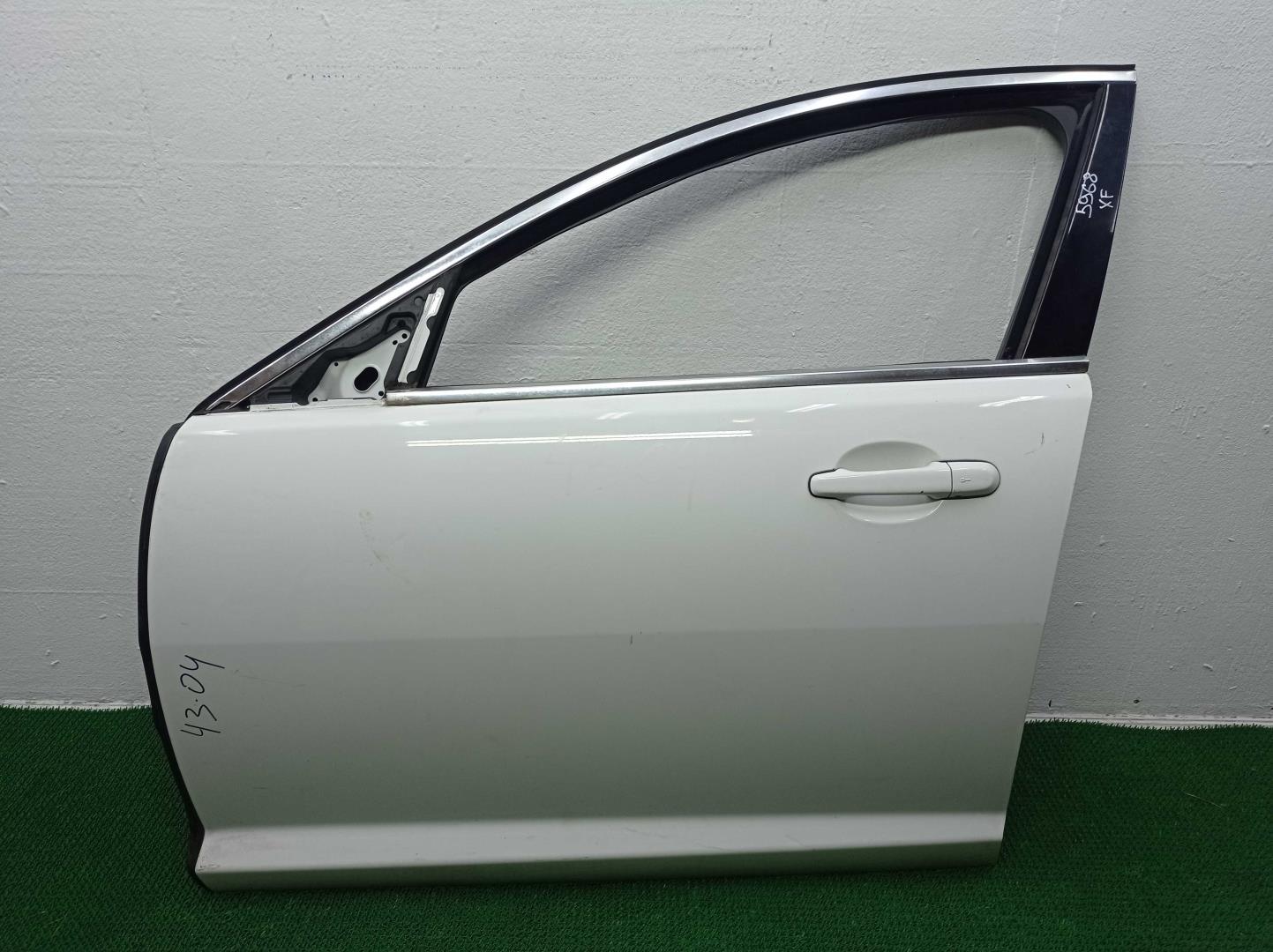 Стекло двери передней левой