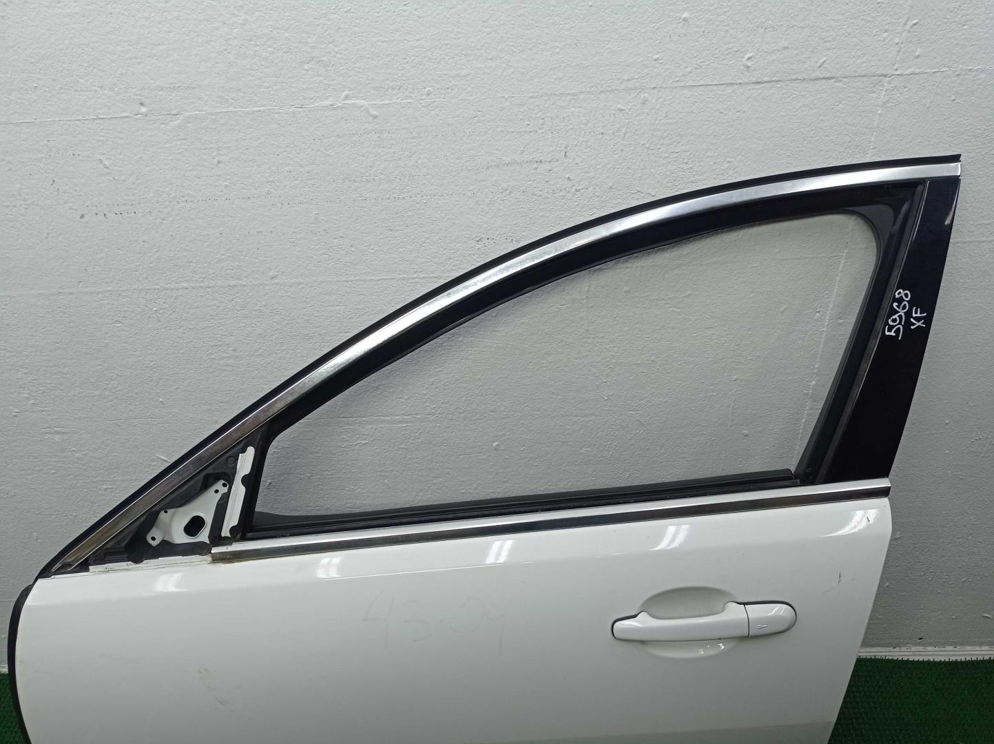 Стекло двери передней левой