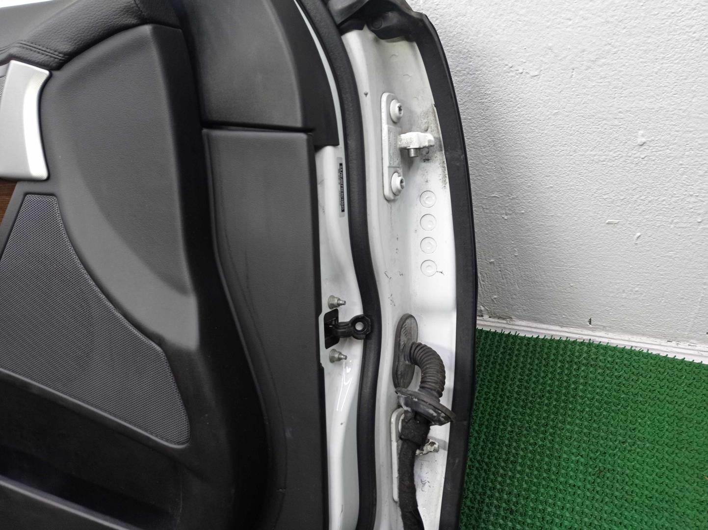 Стекло двери передней левой