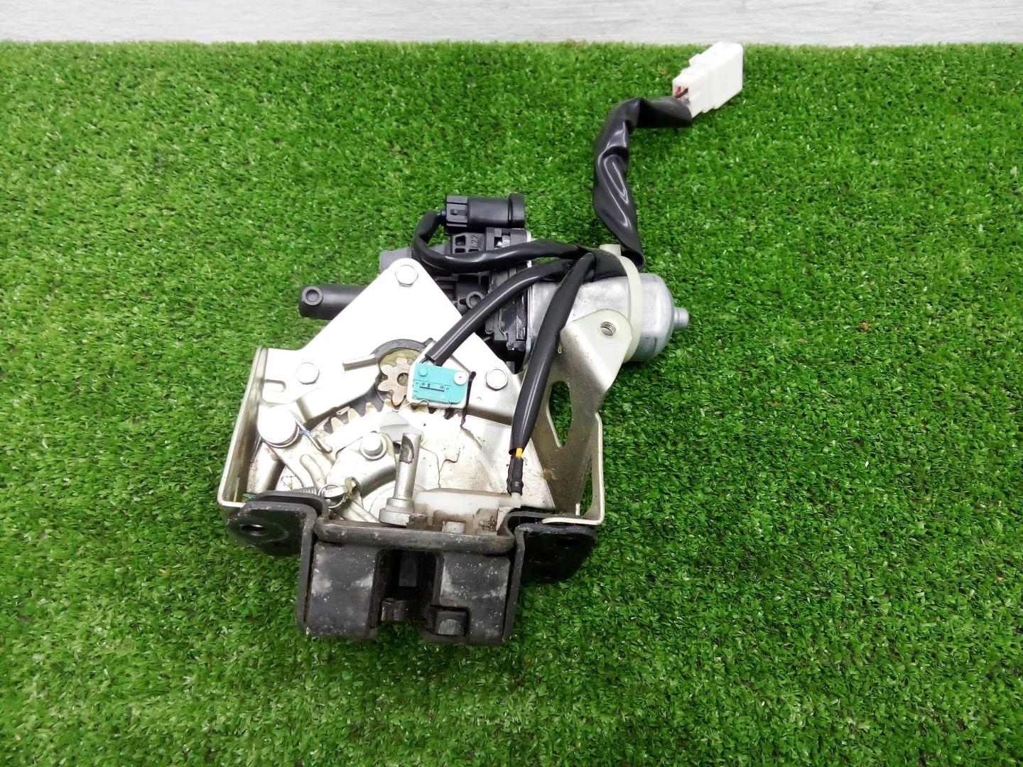 Замок багажника