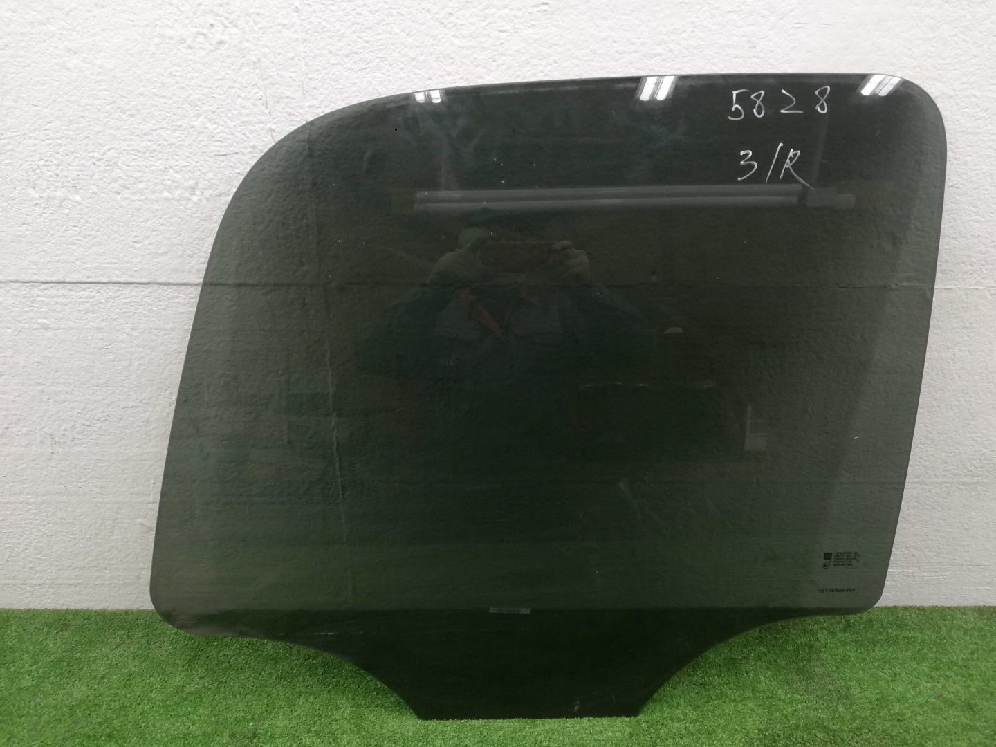 Стекло двери задней правой